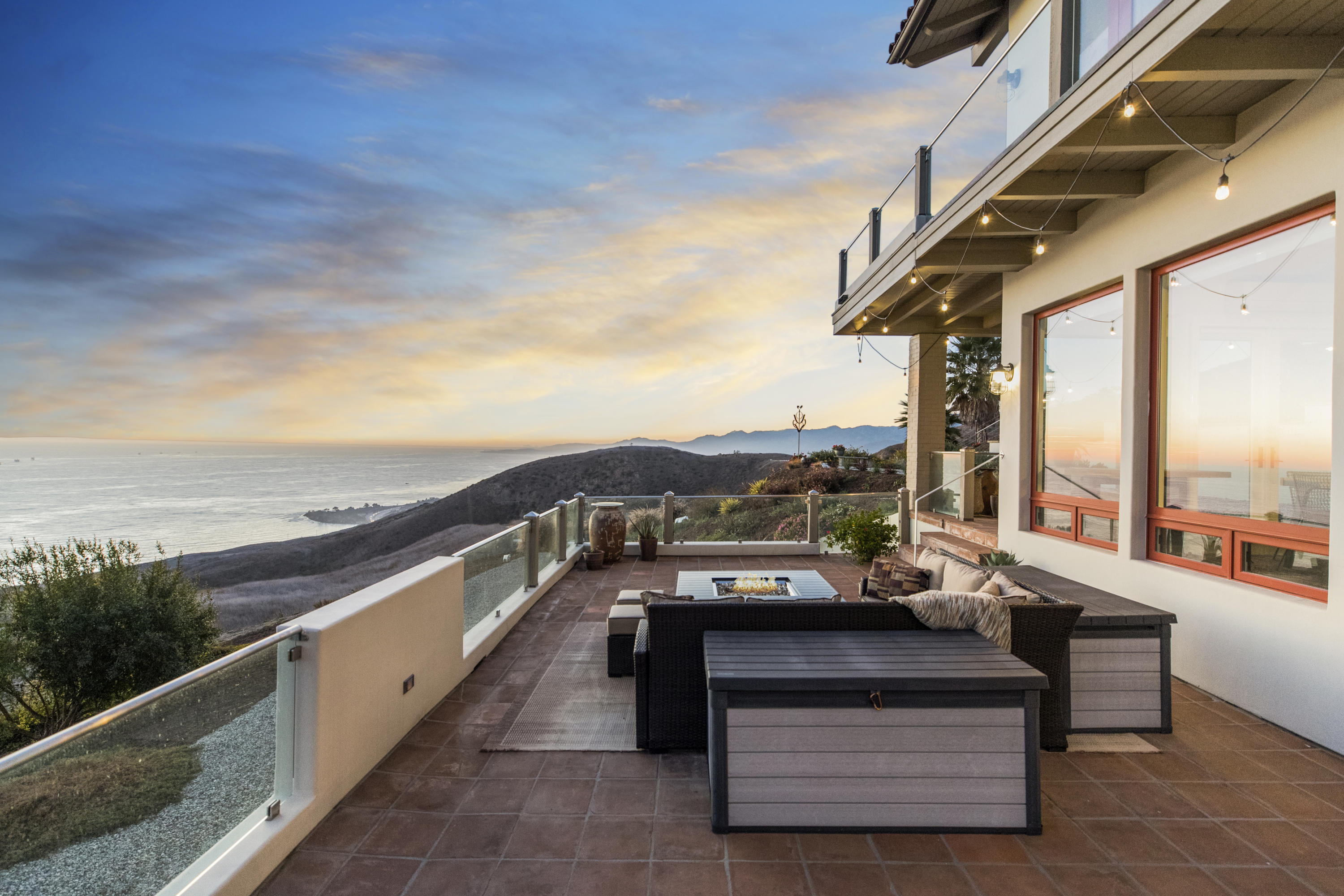 8517 Ocean View Road Ventura, CA 93001 - Photo 29 of 37 a terrace view with seating space