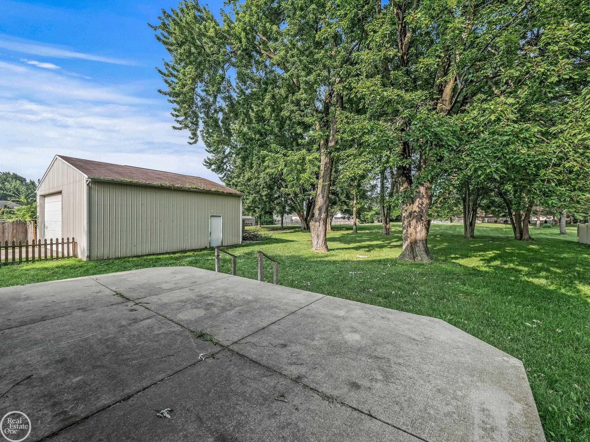 42109 Hayes Road Sterling Heights, MI 48313 - Photo 5 of 46 50116889-4.JPG