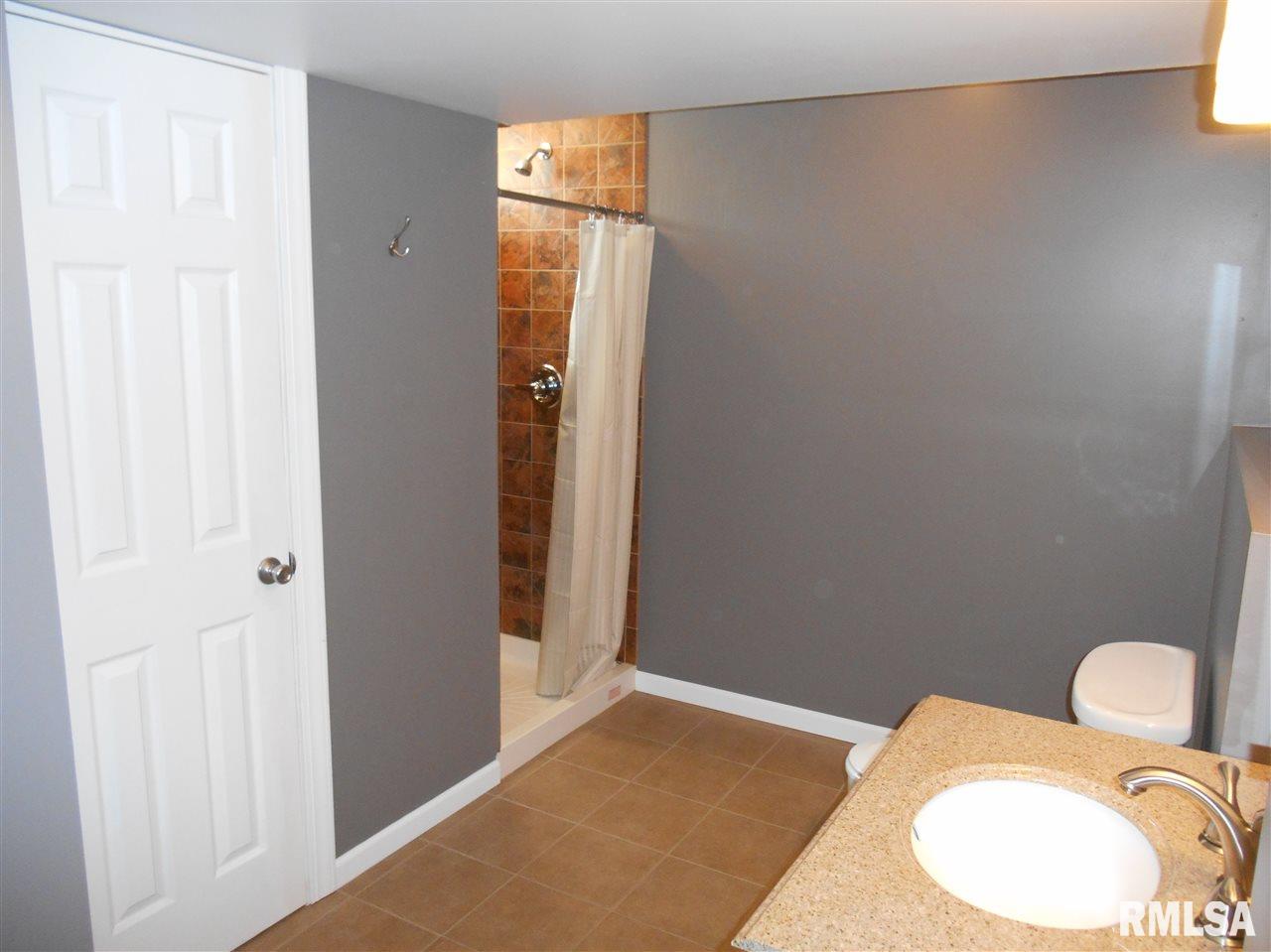 3463 Moencks Road Bettendorf, IA 52722 - Photo 4 of 16 Gallery Image 4
