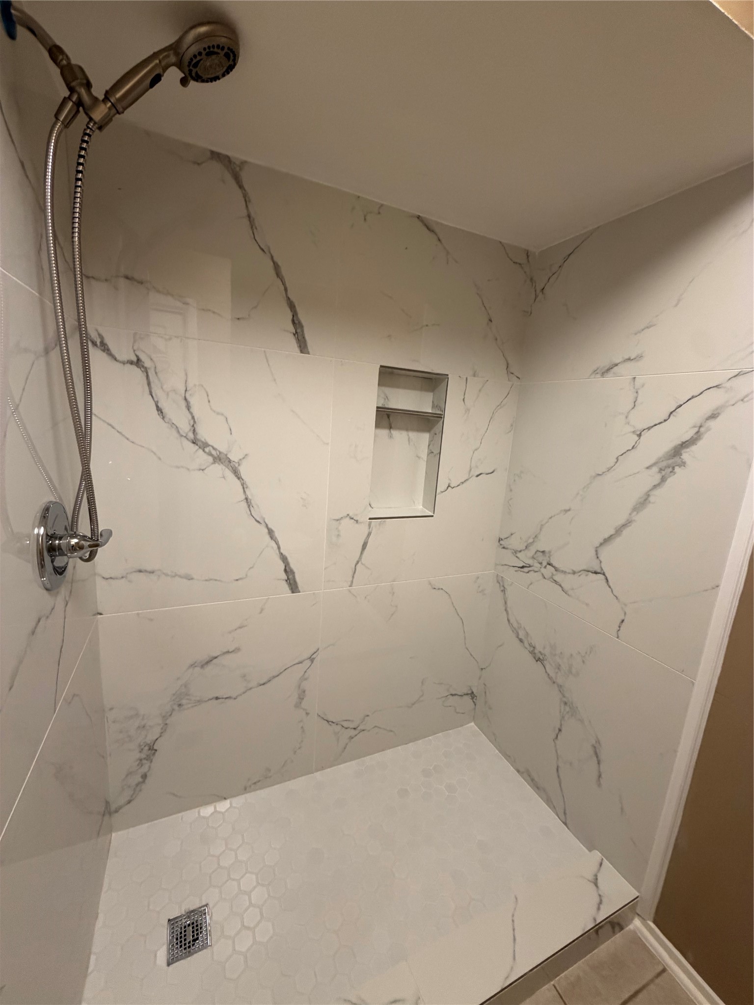 14515 Wunderlich Drive, Unit 703 Houston, TX 77069 - Photo 14 of 25 a bathroom with a shower