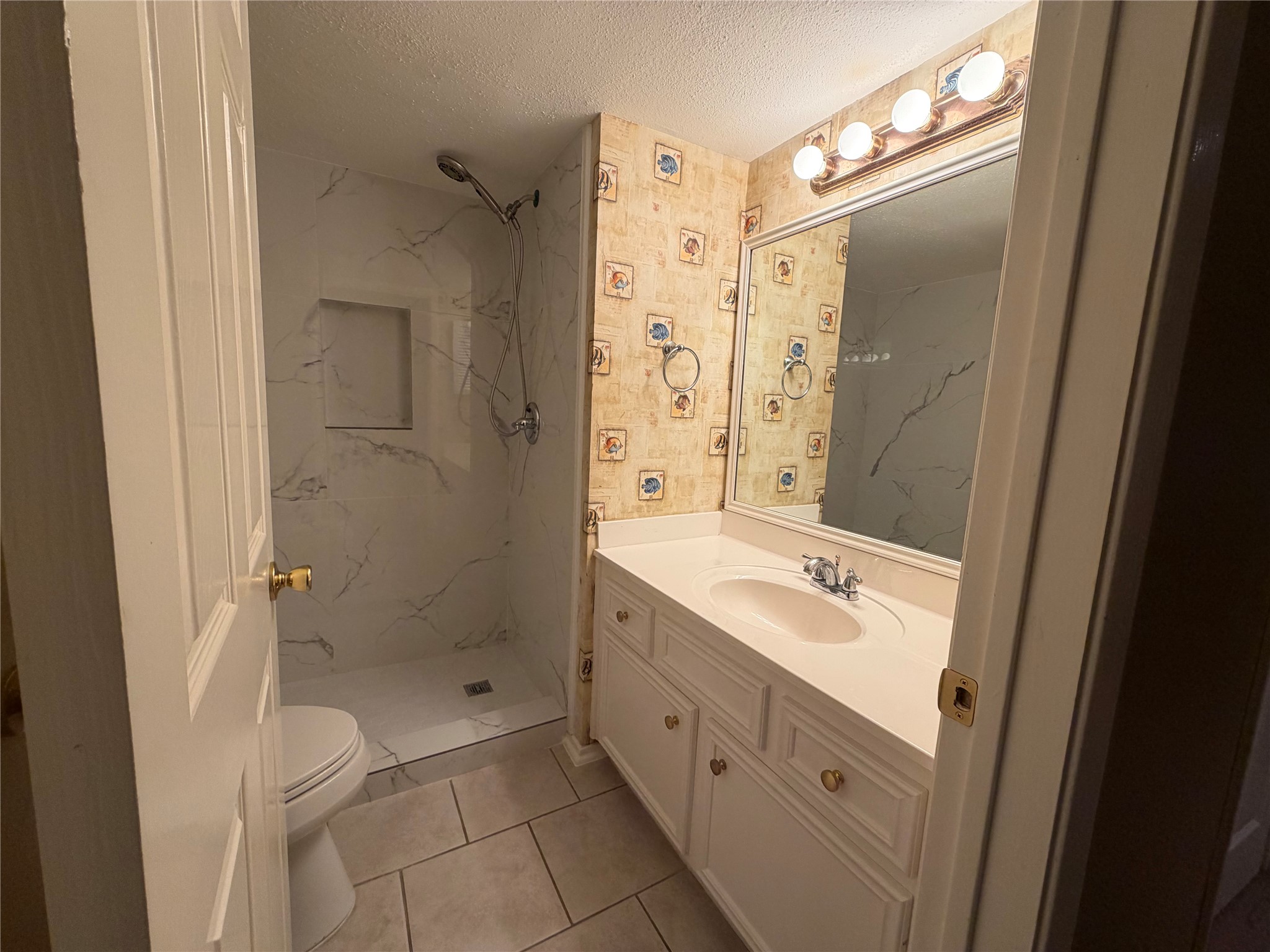 14515 Wunderlich Drive, Unit 703 Houston, TX 77069 - Photo 17 of 25 a spacious bathroom with a granite countertop sink mirror and a bathtub