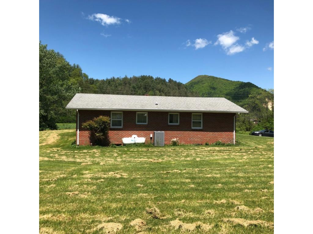 488 Lowell Stalcup Road Butler, TN 37640 - Photo 5 of 34 LEFT SIDE OF HOME