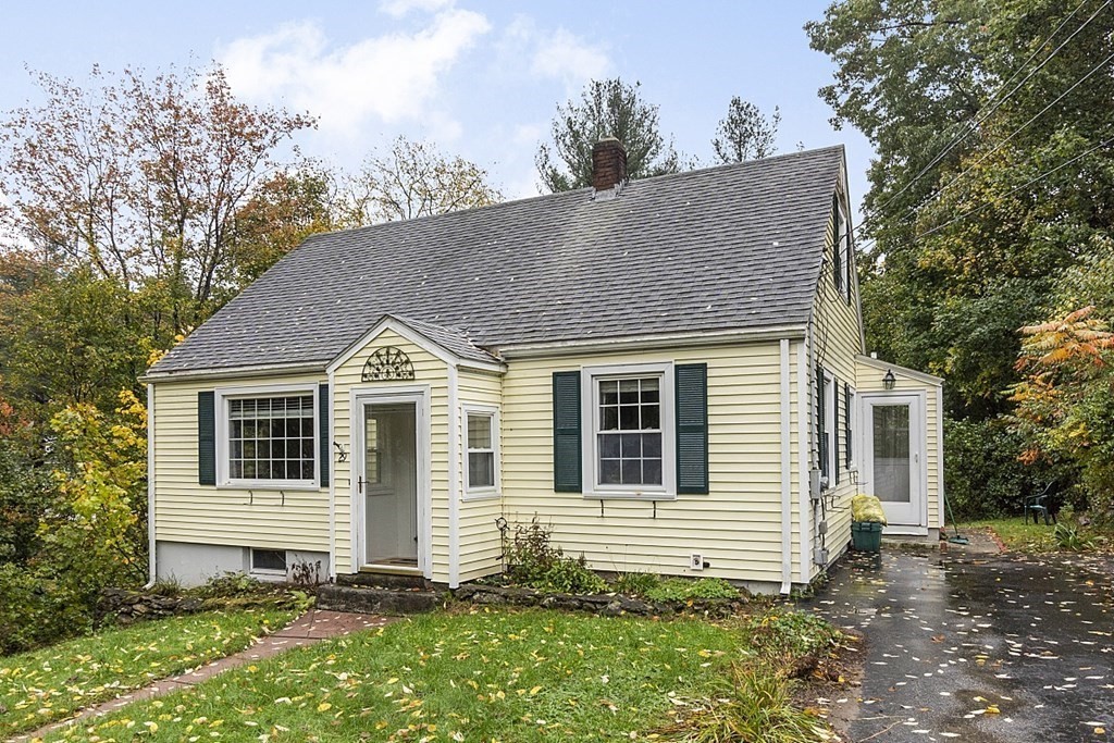 a view of front of a house with a yard