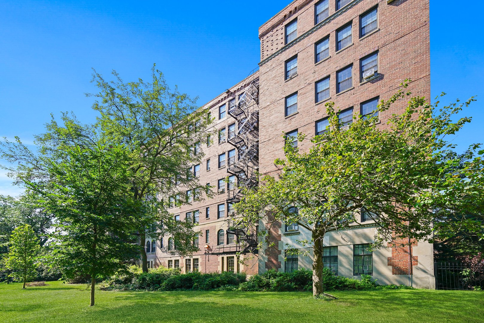 3017 East 78th Street, Unit 2B Chicago, IL 60649 - Photo 17 of 20 a view of a building with garden