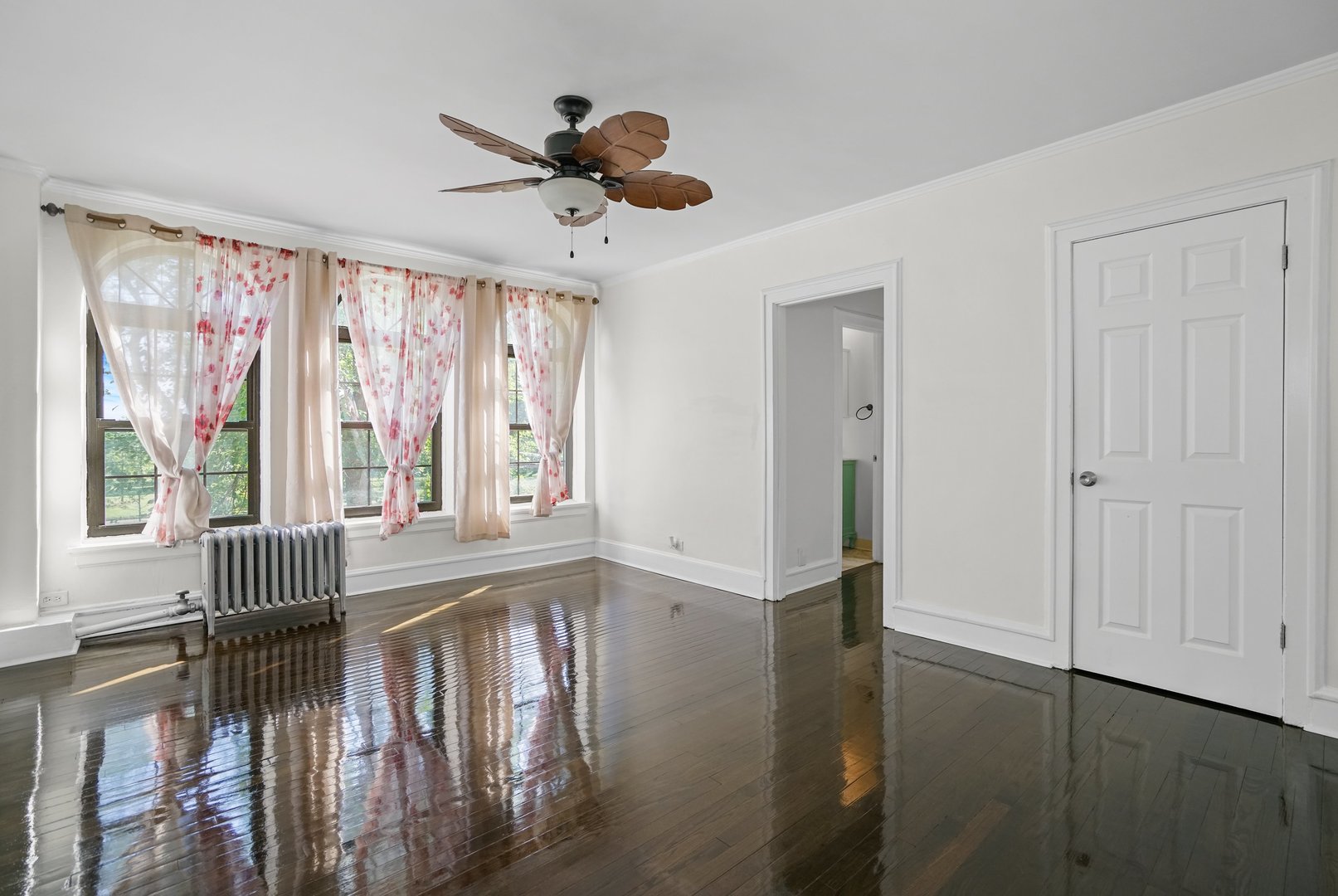 3017 East 78th Street, Unit 2B Chicago, IL 60649 - Photo 4 of 20 a view of an entryway with wooden floor