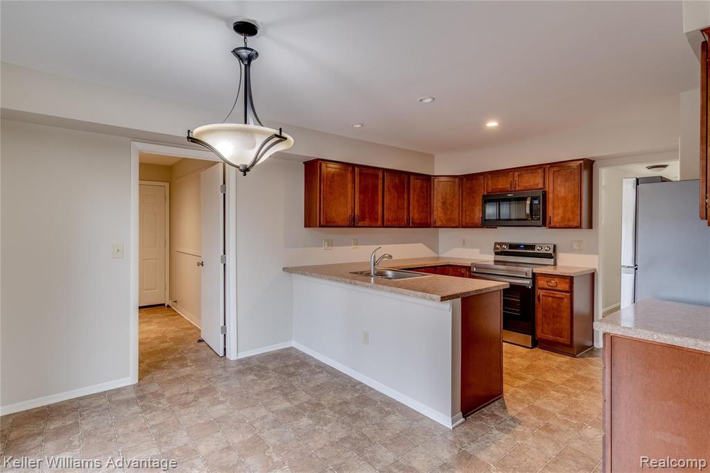 23159 Farmington Road Farmington, MI 48336 - Photo 8 of 24 Gallery Image 8