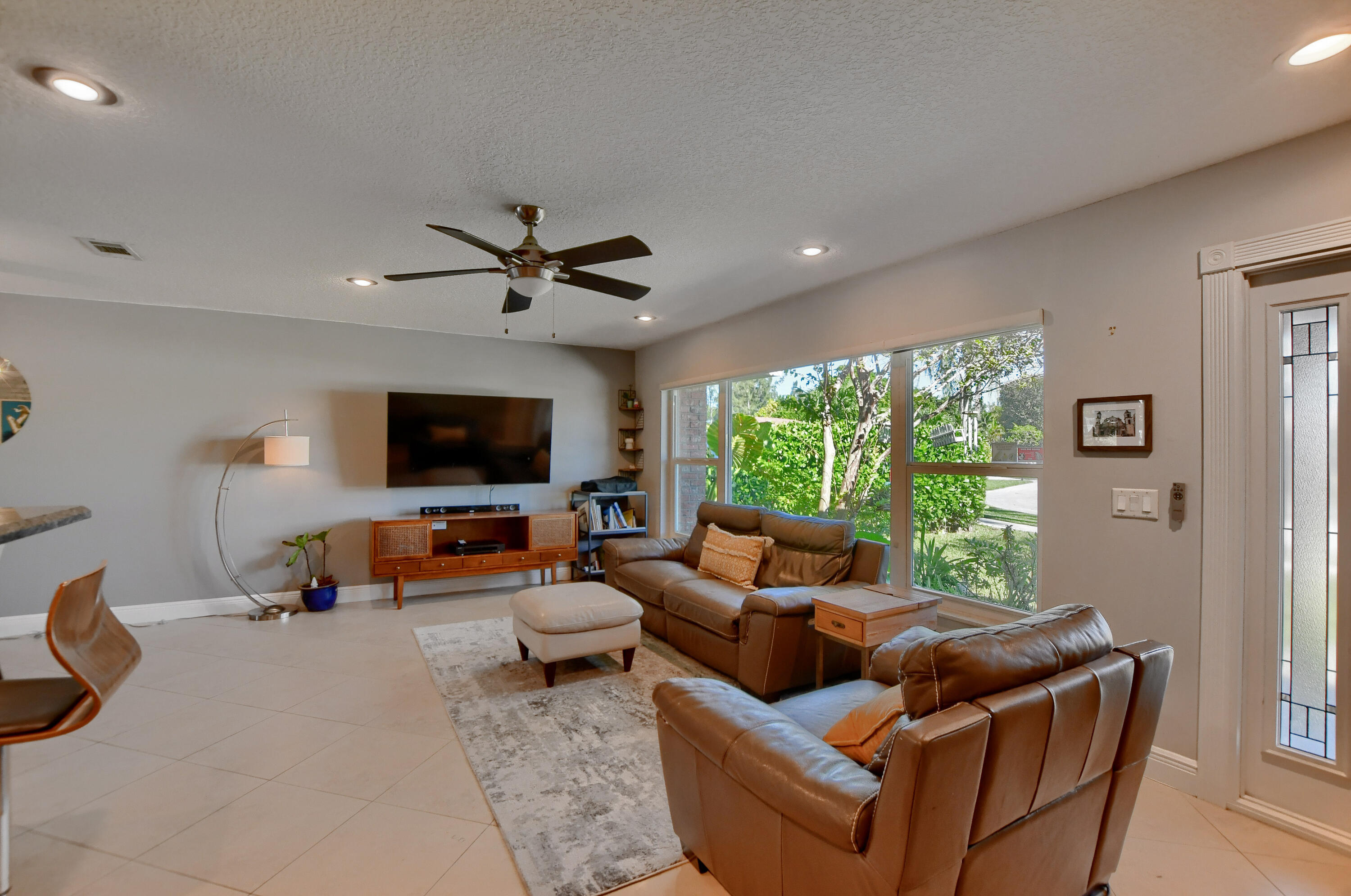 11090 Delta Circle Boca Raton, FL 33428 - Photo 4 of 56 Living room