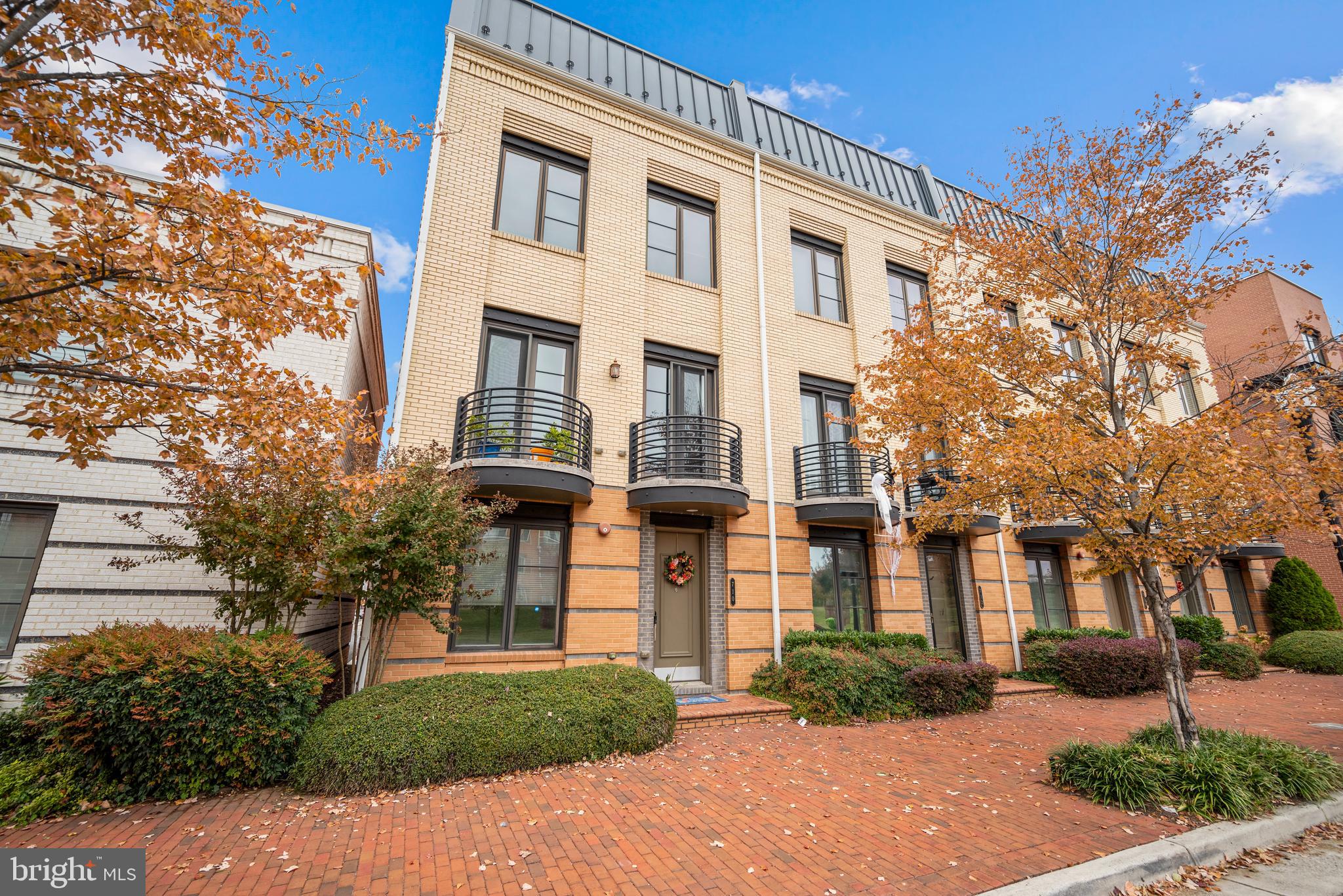 710 East Howell Avenue Alexandria, VA 22301 - Photo 1 of 43 front view of a building