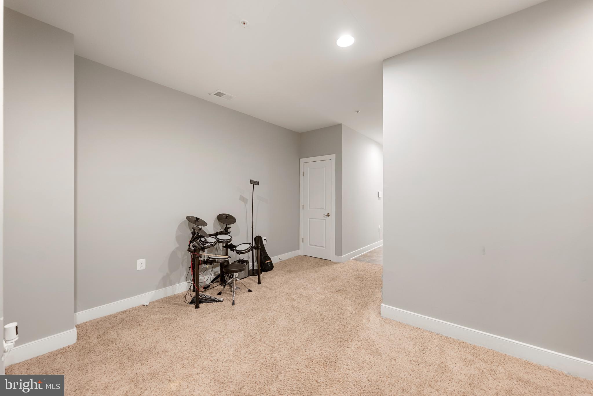 710 East Howell Avenue Alexandria, VA 22301 - Photo 30 of 43 Entry Level Recreation Room