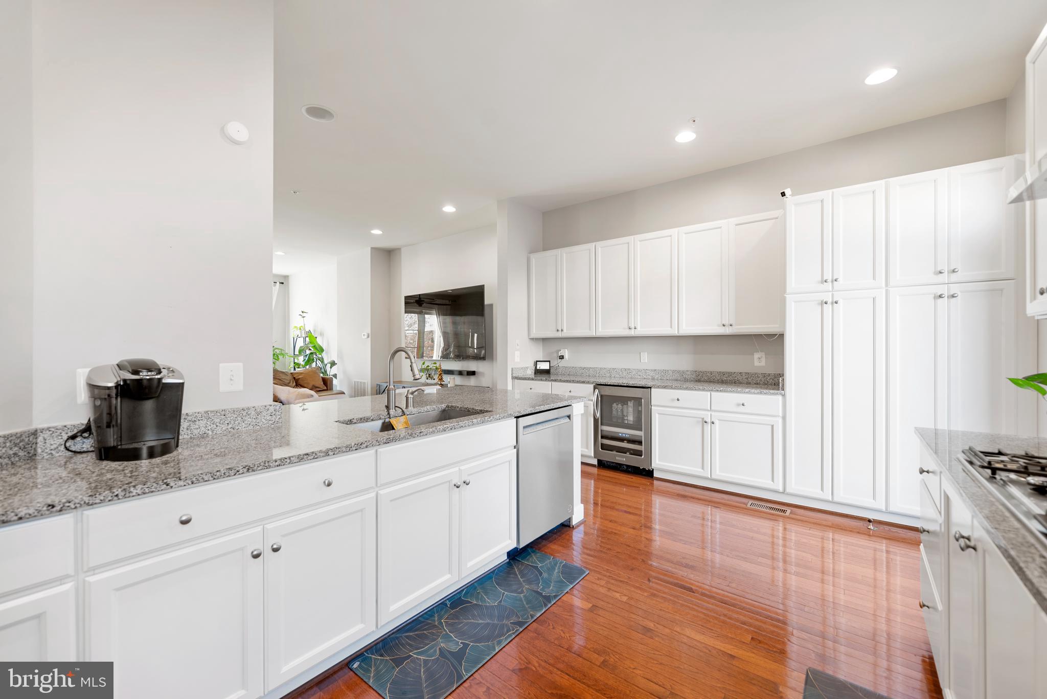 710 East Howell Avenue Alexandria, VA 22301 - Photo 5 of 43 Bright Modern Kitchen