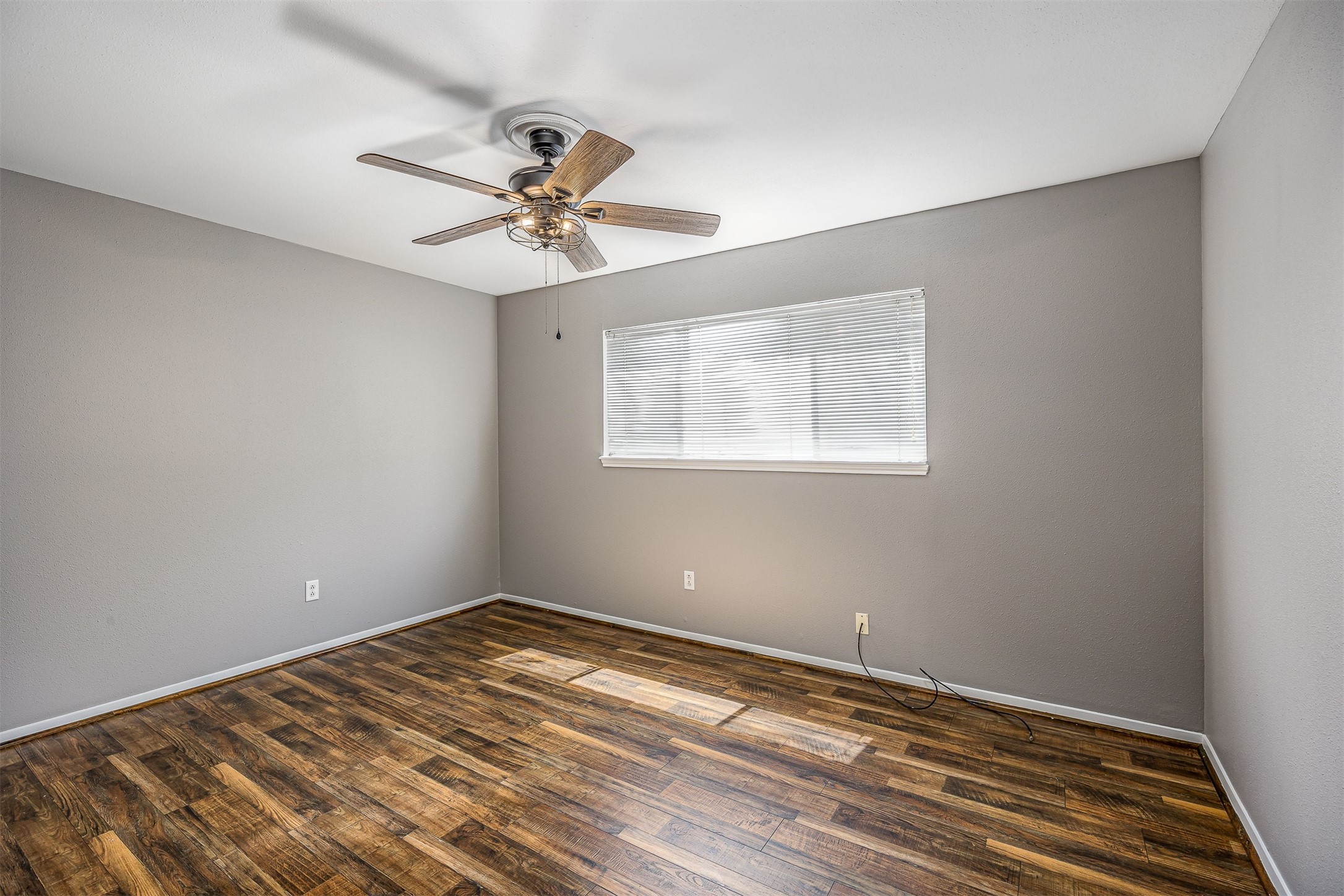 206 Kelly Lane Baytown, TX 77521 - Photo 20 of 38 The freshly primary bedroom boast wood laminate flooring.
