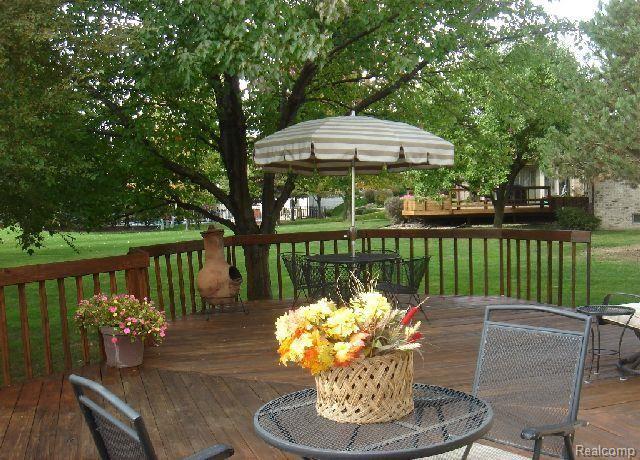 959 Langley Road Rochester, MI 48309 - Photo 23 of 24 Summer on the Deck