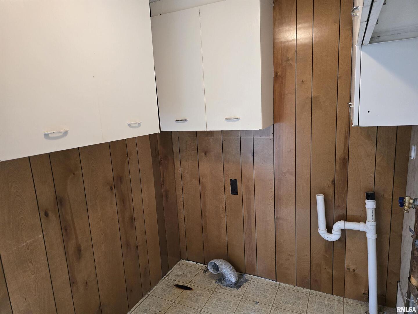 4760 Raleigh Road Eldorado, IL 62930 - Photo 19 of 19 a view of a elevator