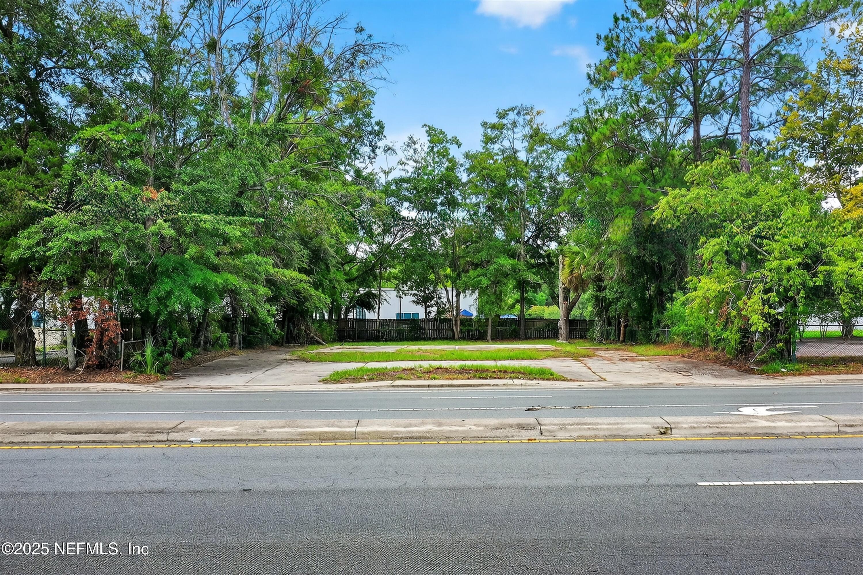 a view of a yard in front of a house