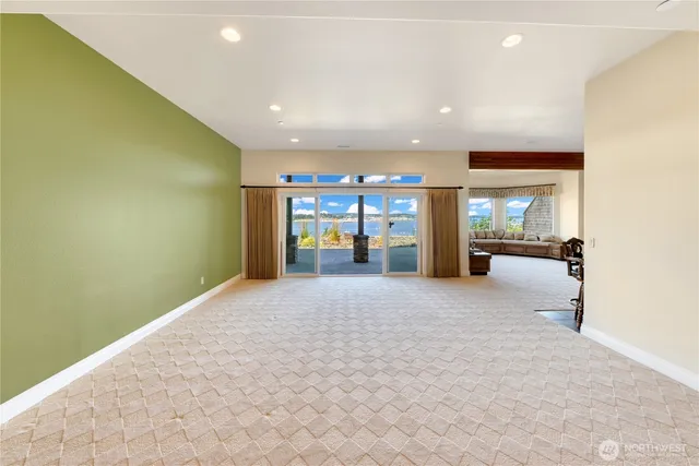 a view of a big room with closet and windows