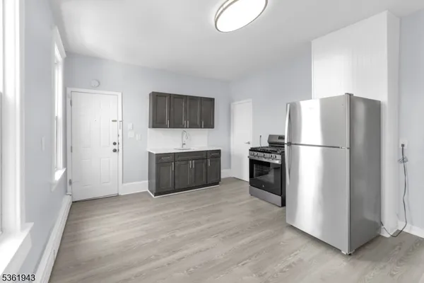 $1,896 | 215 Delaware Street, Unit 6, Elizabeth Port, NJ 07206