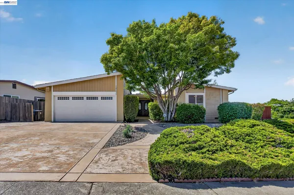 $1,570,000 | 18596 West Cavendish Drive, Castro Valley, CA 94552