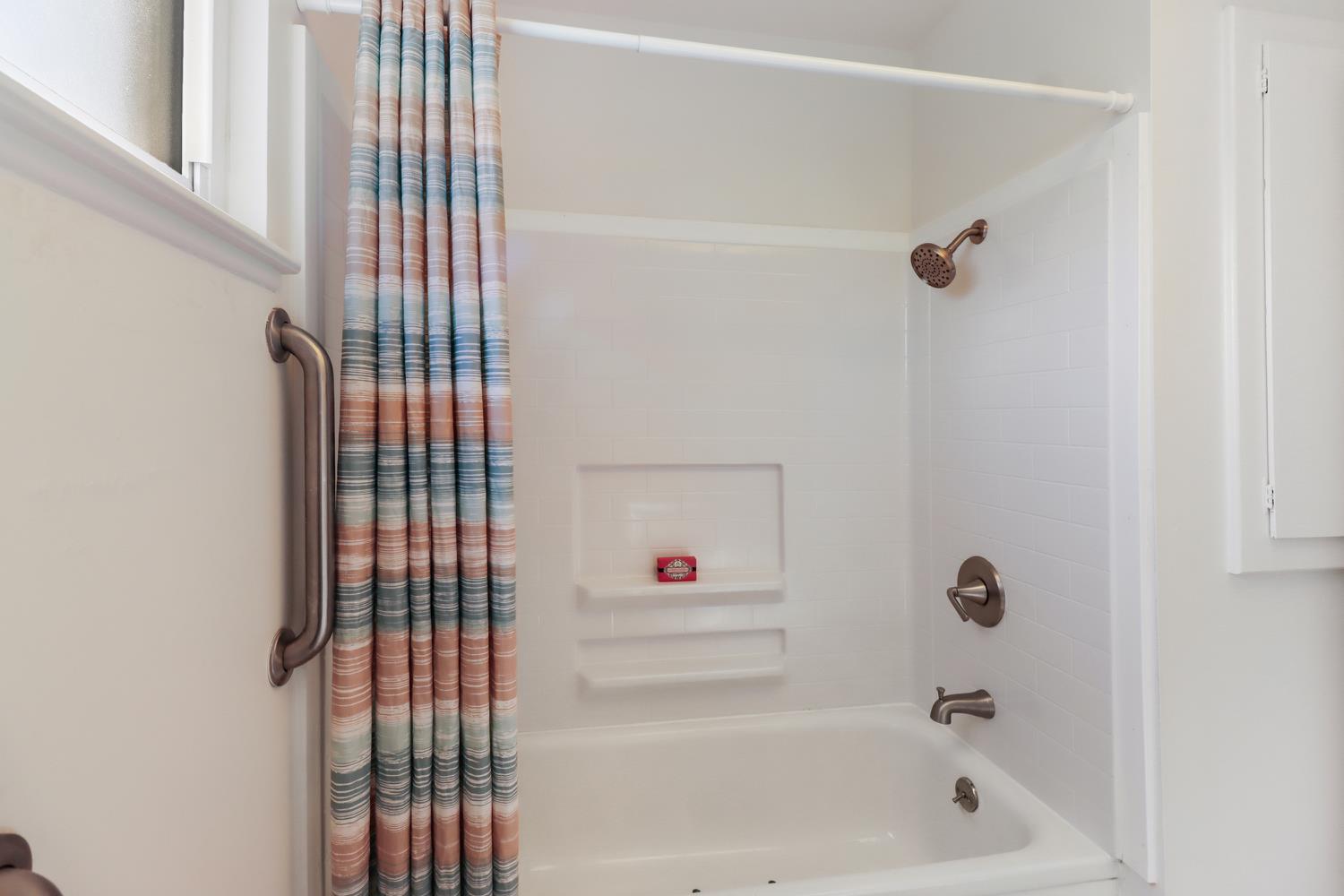 3366 Point Pleasant Road Elk Grove, CA 95757 - Photo 35 of 60 a bathroom with a bathtub