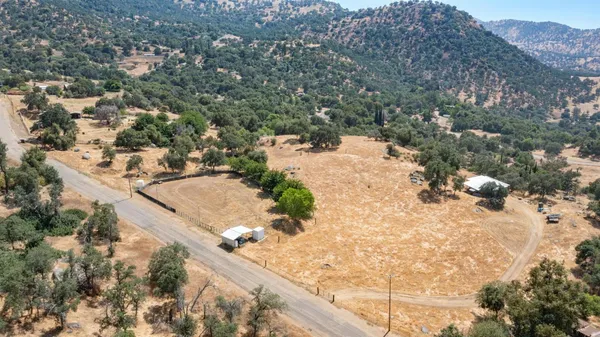 $335,000 | 39569 Clover Lane, Squaw Valley, CA 93675
