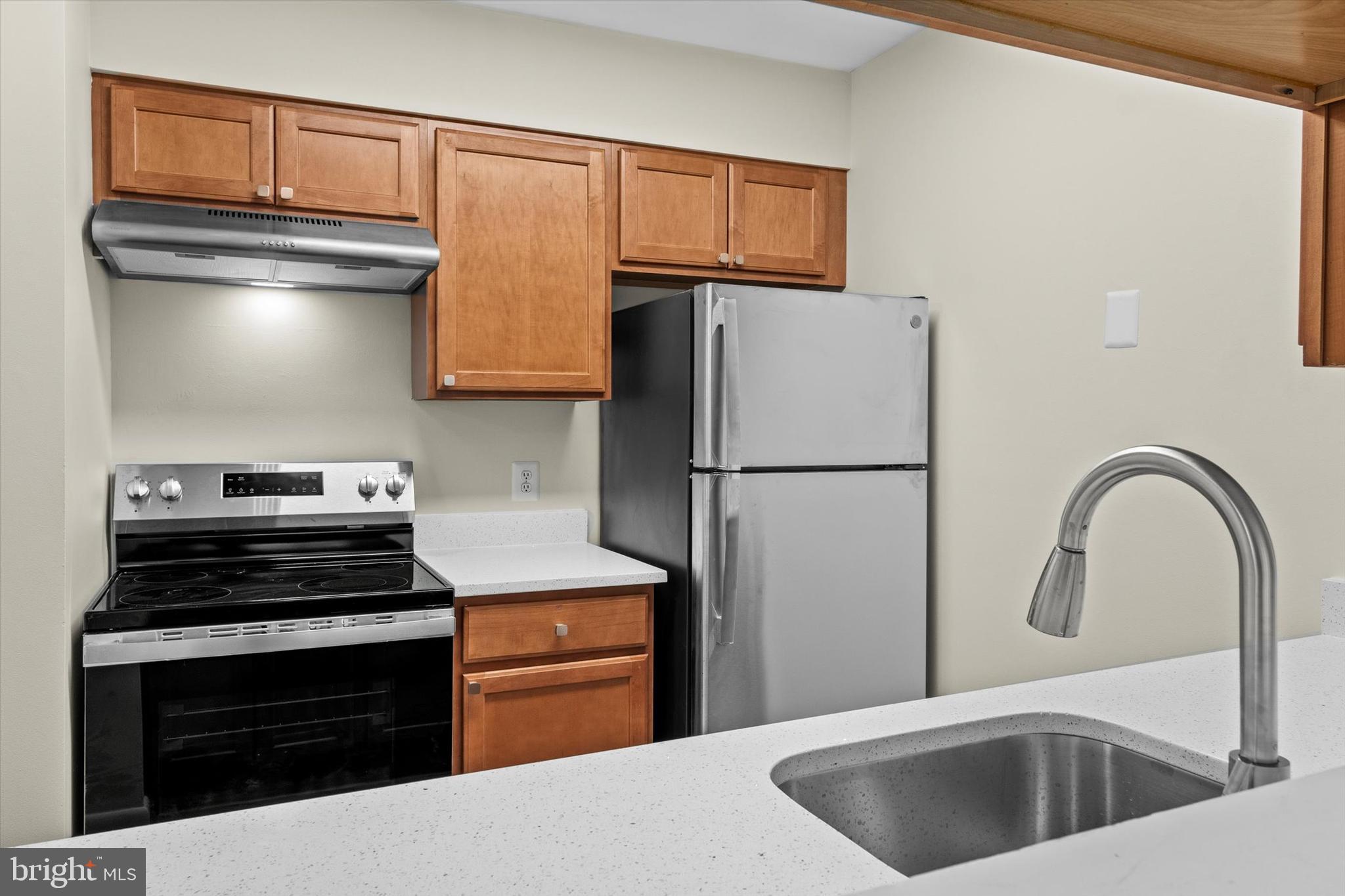 10350 Luria Commons Court, Unit 3H Burke, VA 22015 - Photo 12 of 22 a kitchen with a refrigerator stove and sink