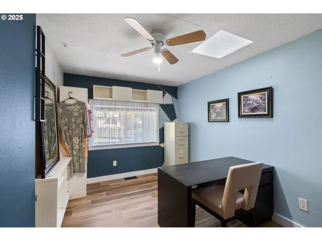 a view of livingroom with furniture and a ceiling fan