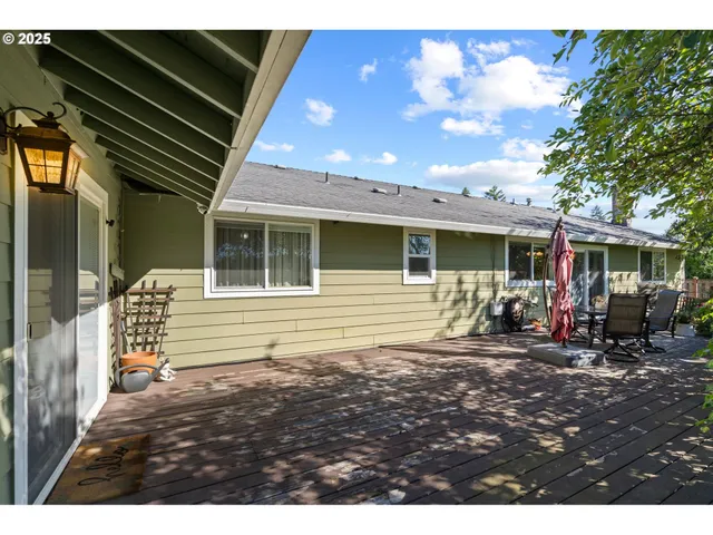 a view of a house with backyard