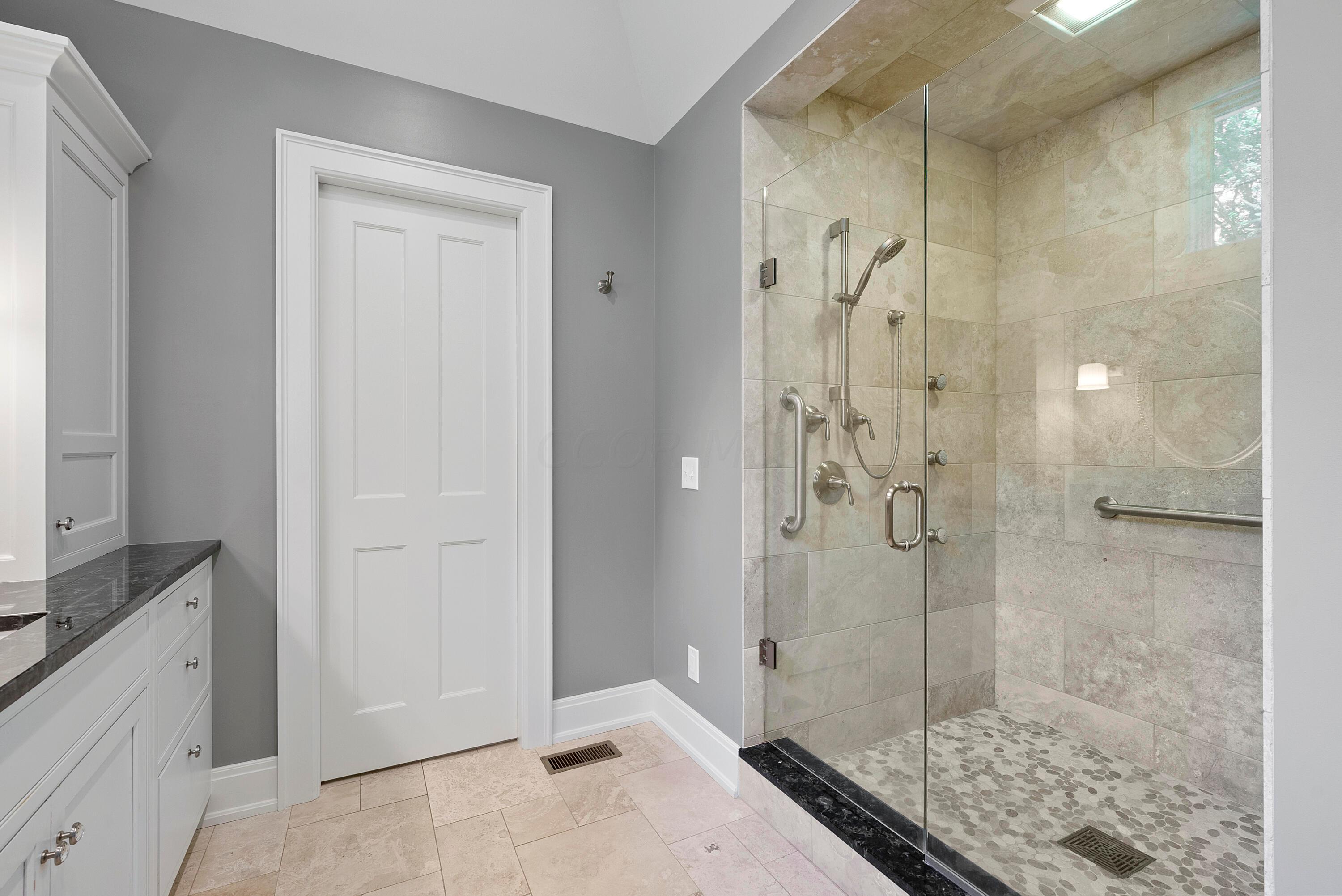 2737 Edington Road Columbus, OH 43221 - Photo 24 of 59 Primary Bath