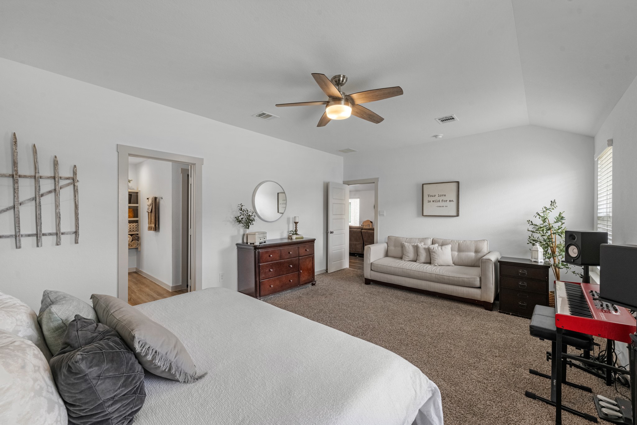 923 Kinder Sky Lane Rosharon, TX 77583 - Photo 20 of 37 Large primary bedroom