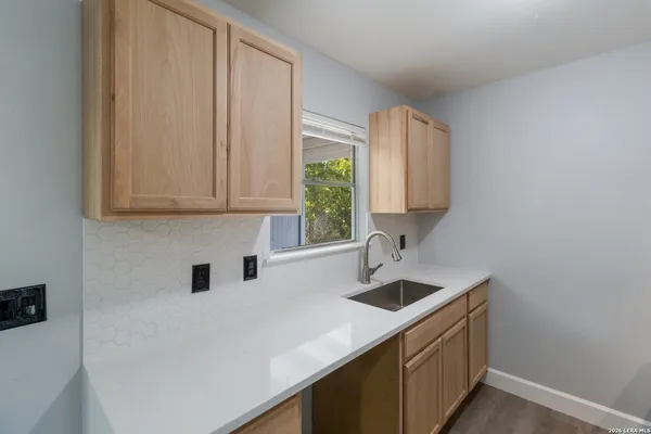 $1,425 | 5846 Castle, San Antonio, TX 78218