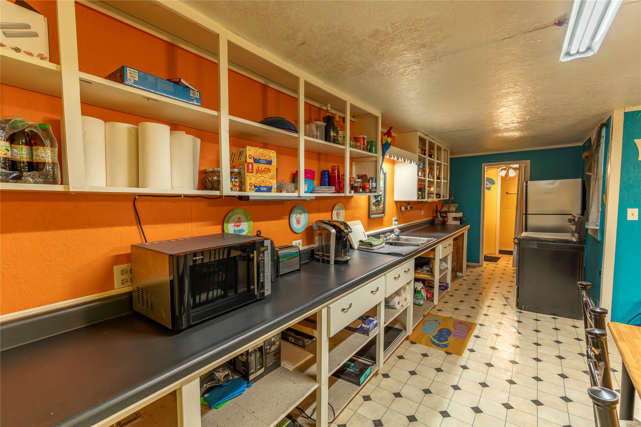 267 South Gulf Road Bay City, TX 77414 - Photo 8 of 26 a very nice looking room with many windows