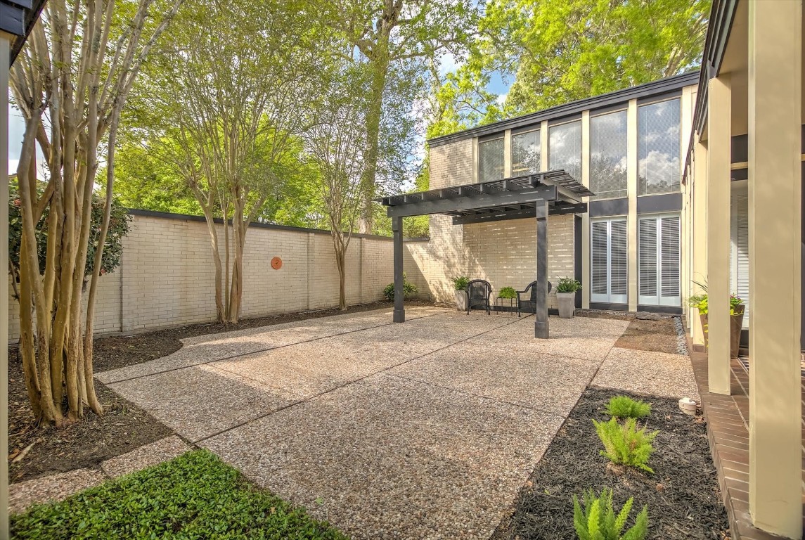 147 Valley Drive Liberty, TX 77575 - Photo 4 of 42 The spacious courtyard is perfect for entertaining, with stunning crepe myrtles that bloom beautifully.