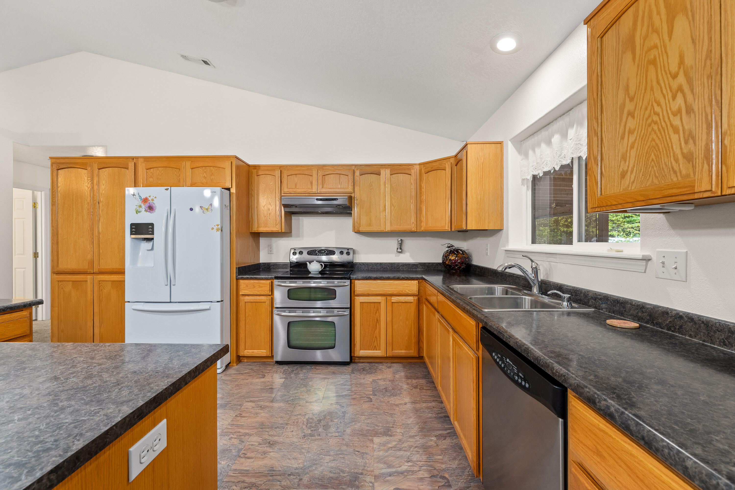 335 Cornett Lane Cave Junction, OR 97523 - Photo 16 of 55 Kitchen