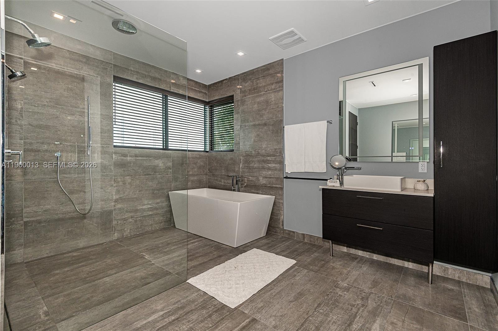 68 Mutiny Place Key Largo, FL 33037 - Photo 46 of 53 a bathroom with a bathtub sink and mirror