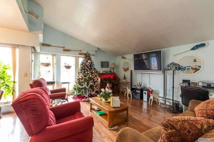 2160 North Bayview Rd Extension Southold, NY 11971 - Photo 5 of 13 Living room