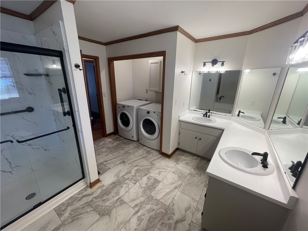 236 Issaqueena Drive Central, SC 29630 - Photo 16 of 40 Primary bath on main level with laundry closet