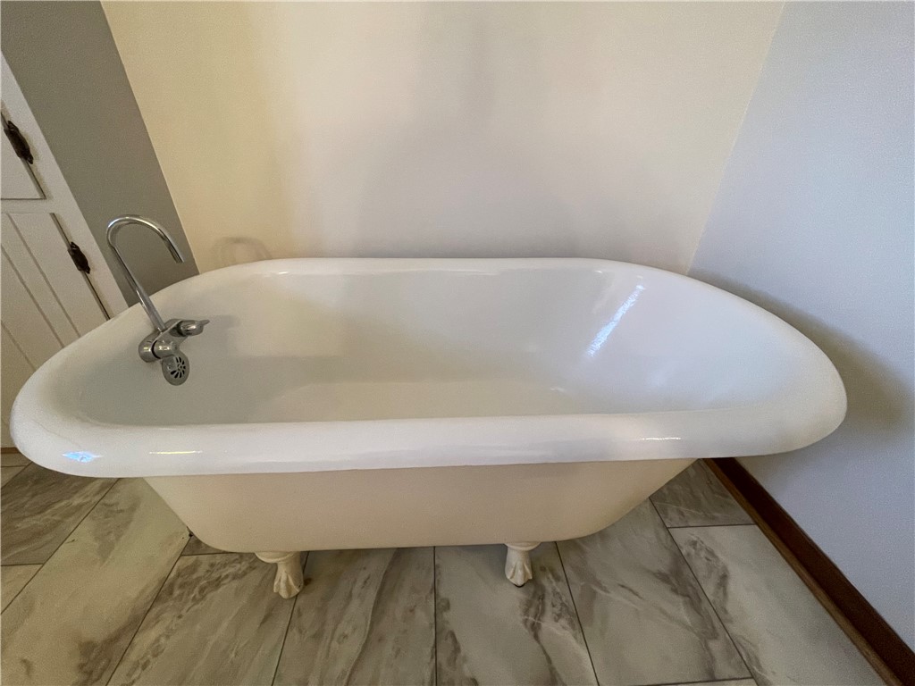 236 Issaqueena Drive Central, SC 29630 - Photo 26 of 40 Claw foot tub in upstairs bathroom!