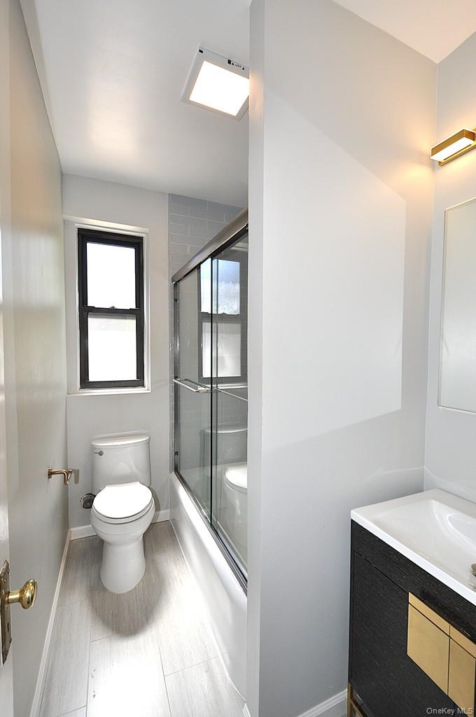 143 Garth Road, Unit 4P Scarsdale, NY 10583 - Photo 26 of 44 Renovated Bathroom