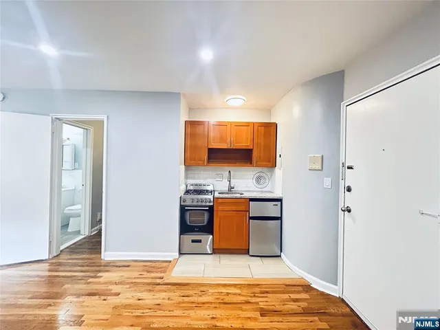 $1,749 | 320 Claremont Avenue, Unit A14, Montclair, NJ 07042