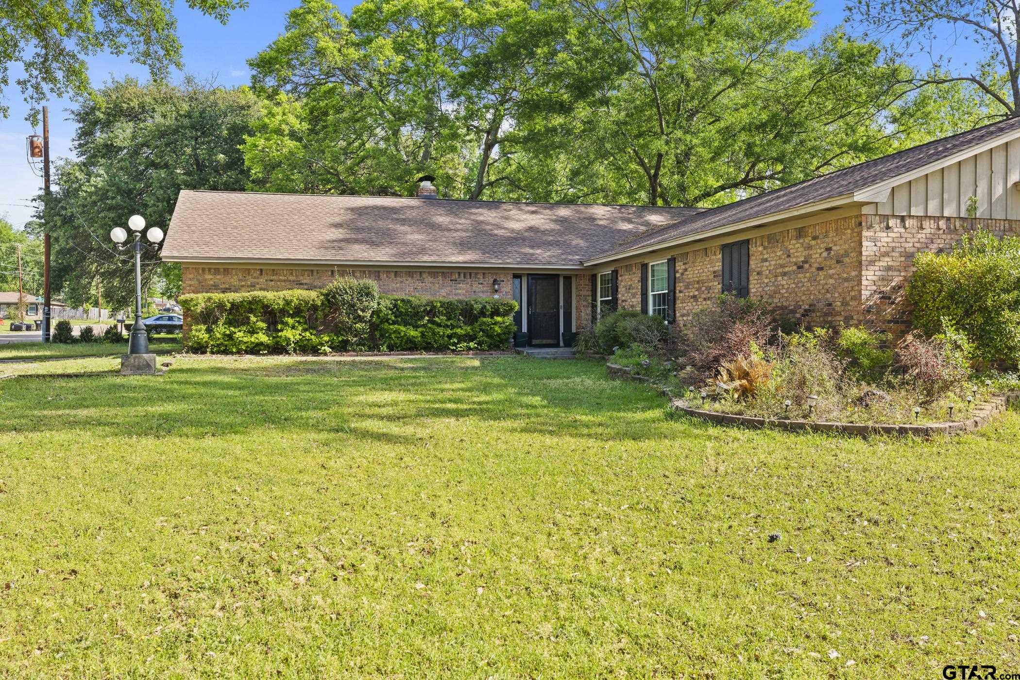 2090 Fort Drive Longview, TX 75604 - Photo 2 of 33
