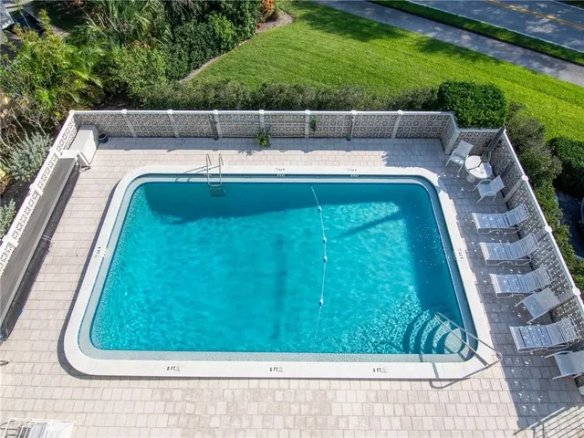 a view of a back yard