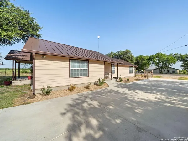 $450,000 | 17475 Fm 463, Natalia, TX 78059