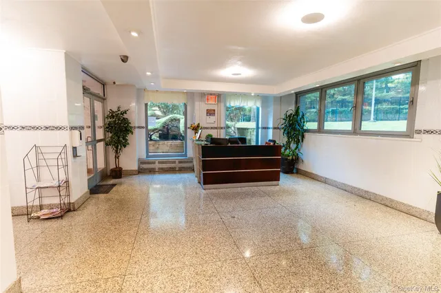 a view of entryway with livingroom