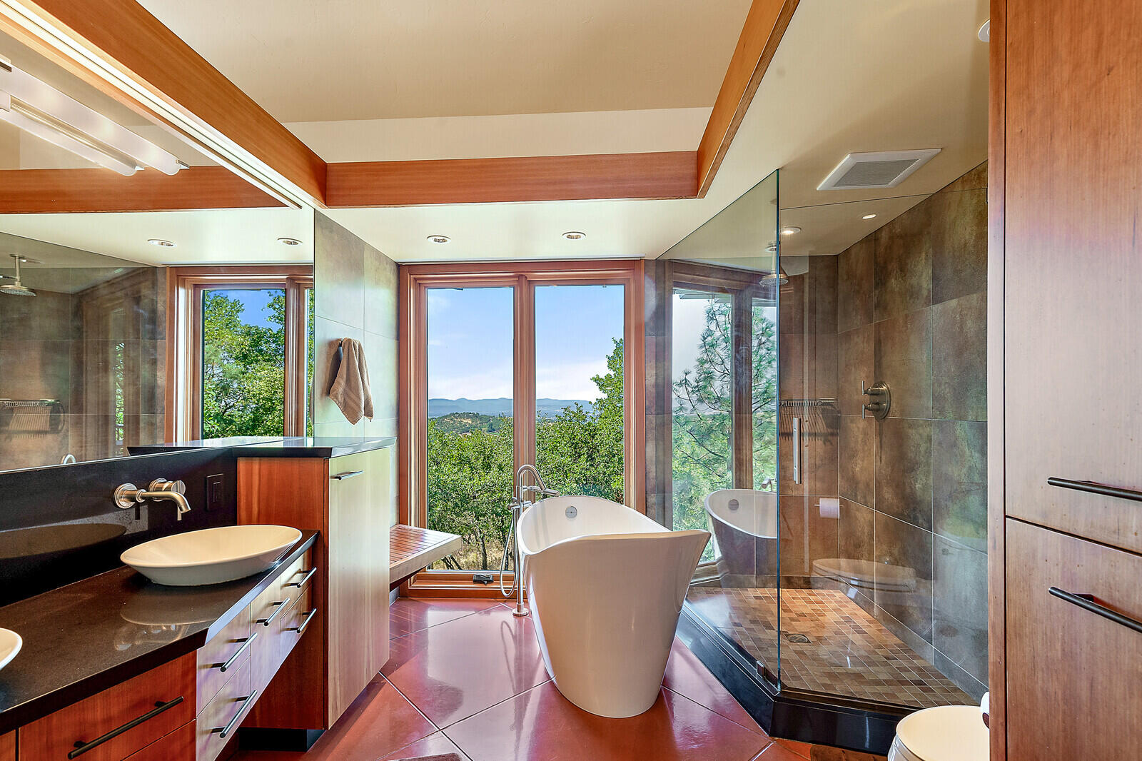 4922 Pioneer Road Medford, OR 97501 - Photo 29 of 70 Primary Bathroom