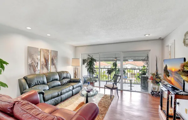 $1,945 | 4070 Tivoli Court, Unit 307, Lake Worth, FL 33467