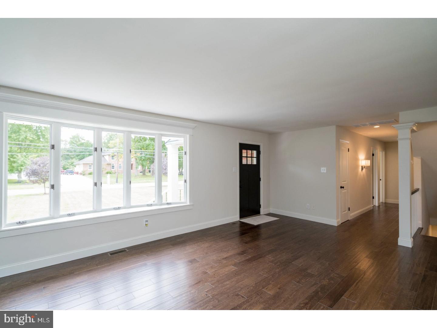 32 Berlin New Freedom Road Berlin, NJ 08009 - Photo 5 of 23 Living Room