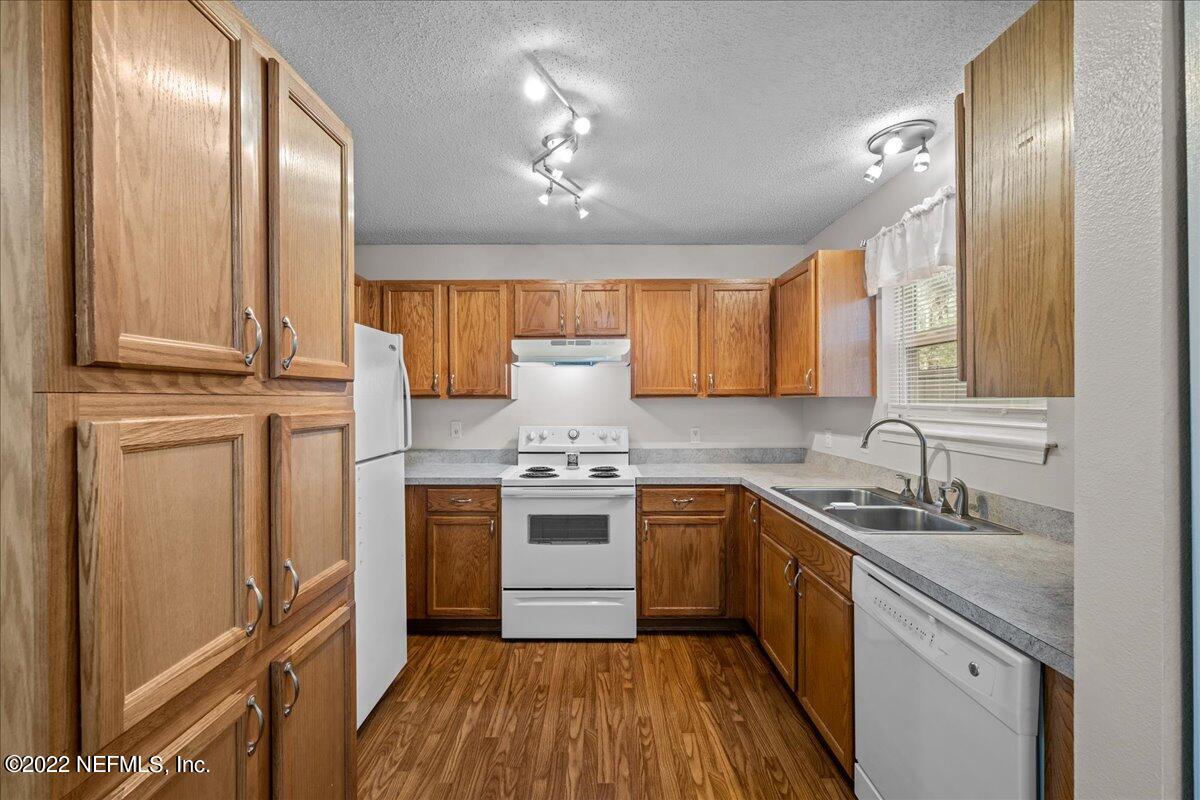 75 Simmons Road, Unit B Atlantic Beach, FL 32233 - Photo 10 of 26 12-JWLeePhoto-8977