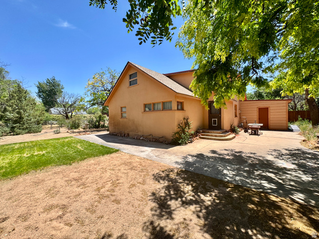 178 Walnut Lane Moab, UT 84532 - Photo 7 of 25 Stucco exterior with an asphalt shingle roof