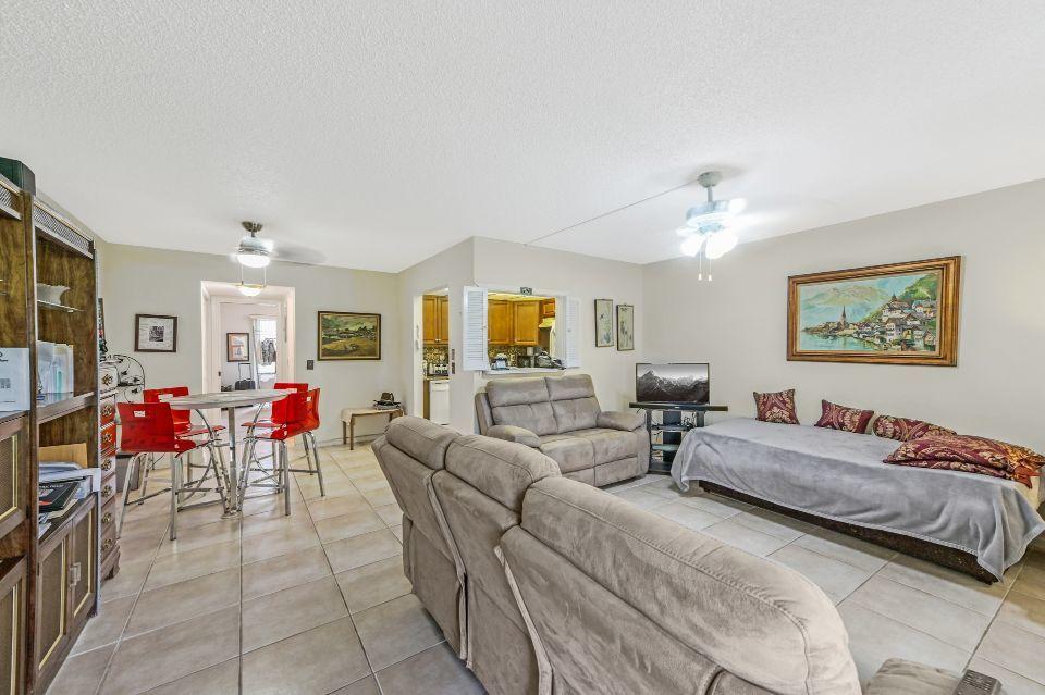 9 Mansfield A Boca Raton, FL 33434 - Photo 3 of 22 Living Room 01