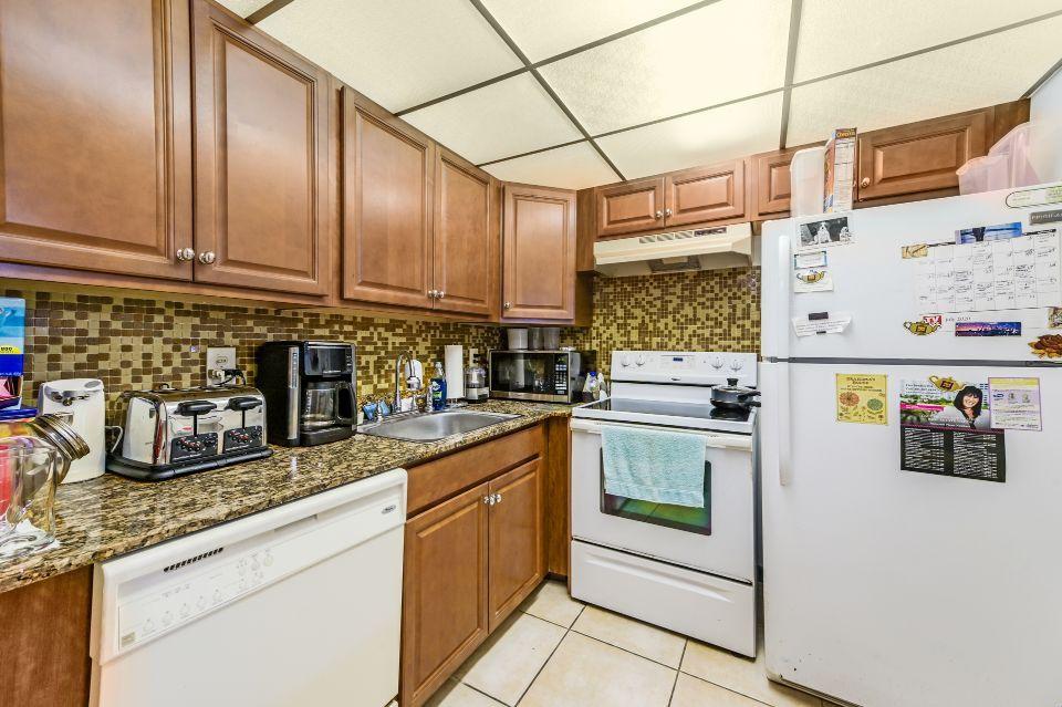 9 Mansfield A Boca Raton, FL 33434 - Photo 8 of 22 Kitchen 01
