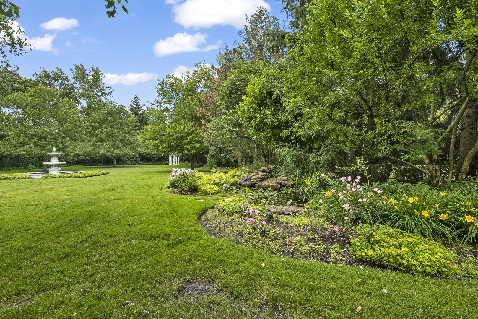 351 Wallace Road Lake Forest, IL 60045 - Photo 23 of 35 a view of yard with green space